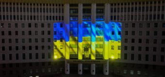Clădirea Parlamentului a fost iluminată în culorile drapelului Ucrainei