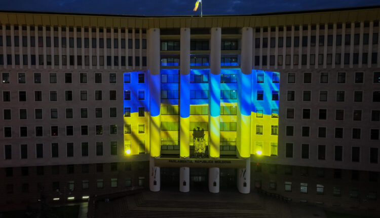 Clădirea Parlamentului a fost iluminată în culorile drapelului Ucrainei