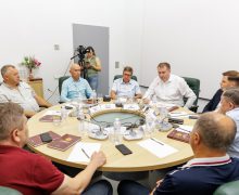 A treia Masă rotundă națională organizată de Alianța „MOLDOVENII”. Reprezentanții mediului de afaceri și politicieni au discutat soluții pentru relansarea economiei