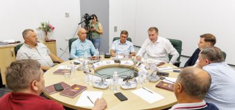 A treia Masă rotundă națională organizată de Alianța „MOLDOVENII”. Reprezentanții mediului de afaceri și politicieni au discutat soluții pentru relansarea economiei