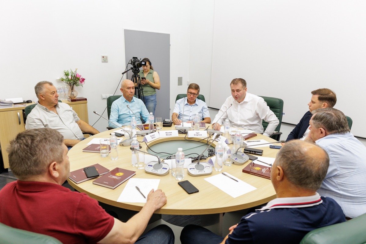A treia Masă rotundă națională organizată de Alianța „MOLDOVENII”. Reprezentanții mediului de afaceri și politicieni au discutat soluții pentru relansarea economiei