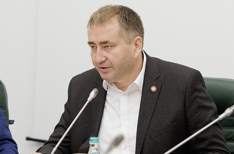 A doua masă rotundă organizată de Alianța „MOLDOVENII”. Denis Roșca: Numai cu oameni educați se poate merge înainte