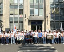 VIDEO// Protest la Guvern. Partidul Irinei Vlah cere moratoriu asupra închiderii școlilor