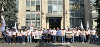 VIDEO// Protest la Guvern. Partidul Irinei Vlah cere moratoriu asupra închiderii școlilor