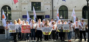 Partidul Republican „Inima Moldovei” a protestat la Inspectoratul de Poliție Buiucani împotriva urmăririi penale a 4 membri de partid, inclusiv liderul partidului