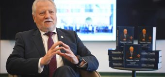 VIDEO// Veaceslav Untilă a lansat cartea „A face politică înseamnă a schimba lucrurile în bine”