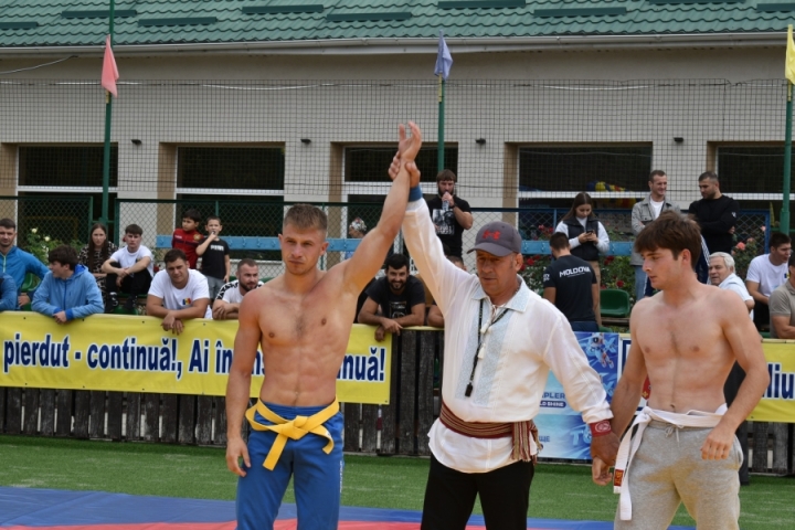 Peste 100 de sportivi au participat la Campionatul Național la Trântă, rezervat seniorilor