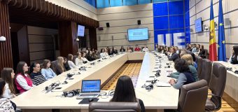 Un grup de studenți ai Universității de Stat din Moldova au participat la un exercițiu de simulare a traducerii simultane desfășurat la Parlament