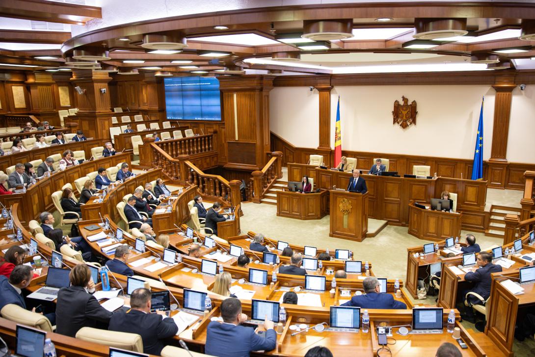 Alexandru Munteanu, în Parlament: Cer astăzi sprijinul dumneavoastră pentru un program de guvernare orientat spre creștere economică, eficiență și integrare europeană