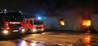Pompierii continuă misiunea de lichidare a unui incendiu din Chișinău