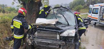 Accident la Căușeni. Salvatorii au intervenit pentru a descarcera 2 persoane