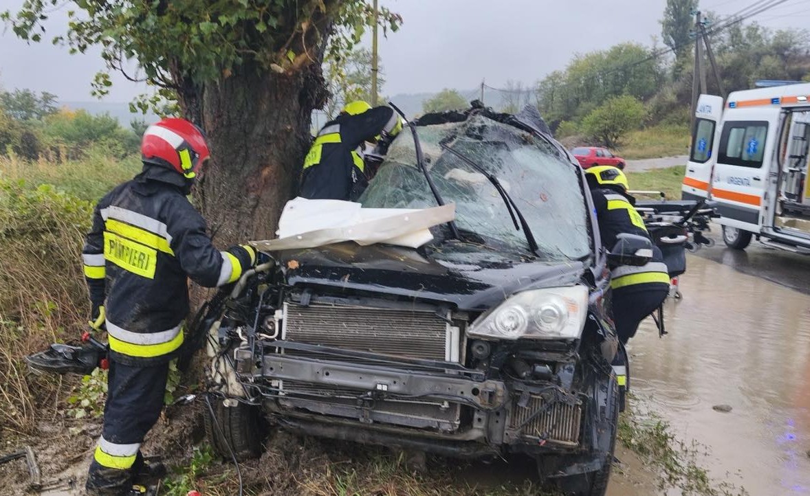 Accident la Căușeni. Salvatorii au intervenit pentru a descarcera 2 persoane