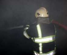 Bunurile unui apartament din Bălți au fost mistuite de foc. Pompierii au evacuat 20 de persoane