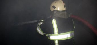 Bunurile unui apartament din Bălți au fost mistuite de foc. Pompierii au evacuat 20 de persoane