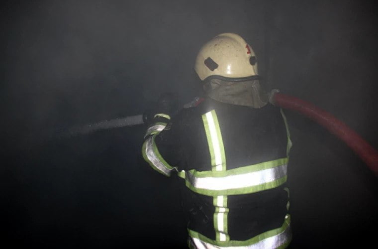 Bunurile unui apartament din Bălți au fost mistuite de foc. Pompierii au evacuat 20 de persoane