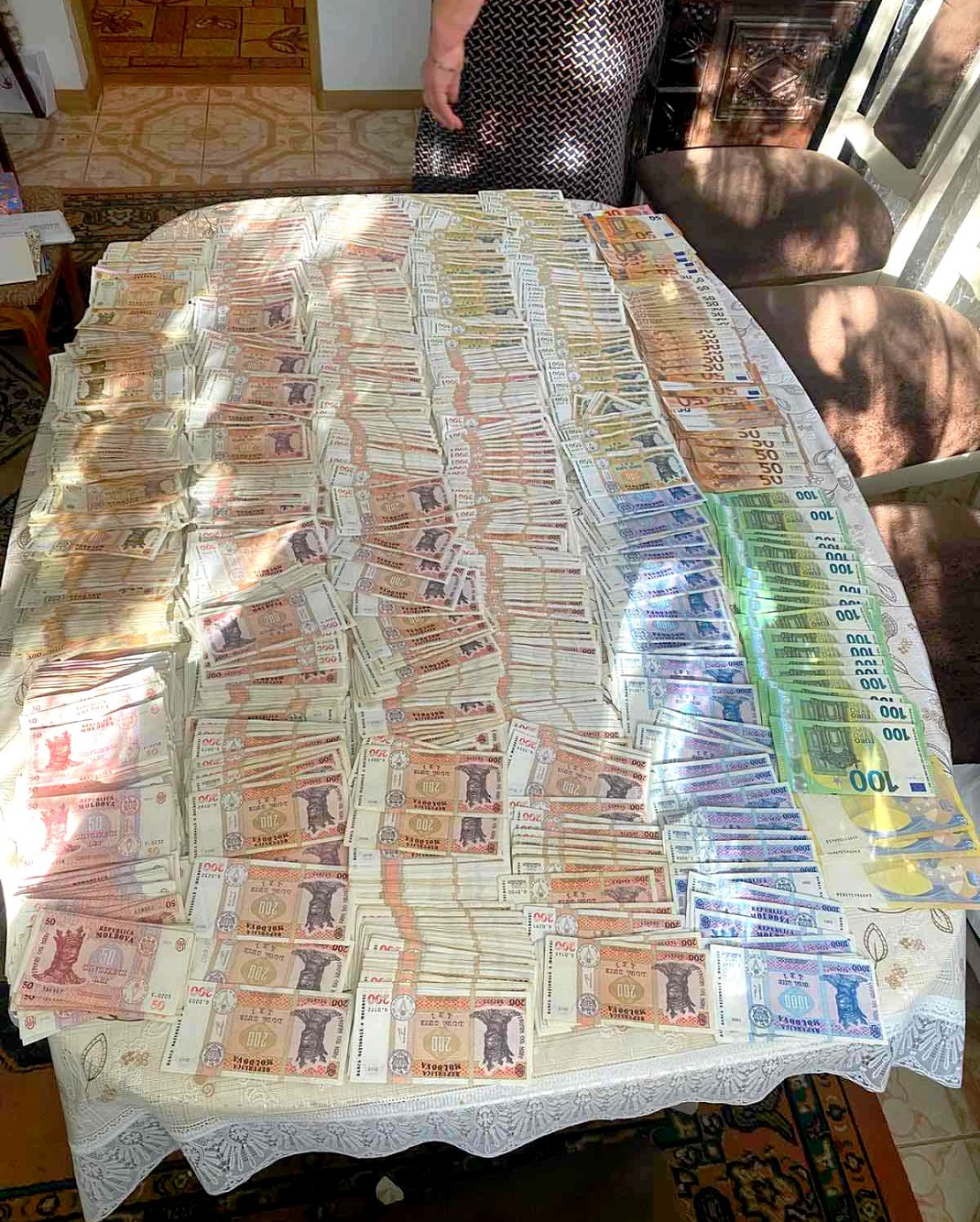 Peste 50 de percheziții efectuate de CNA într-un dosar de corupție sistemică la eliberarea permiselor de conducere la Călărași