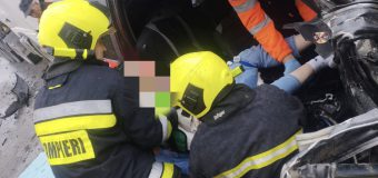 Descarcerare la Edineț: Un automobil a deparat și s-a tamponat într-un copac