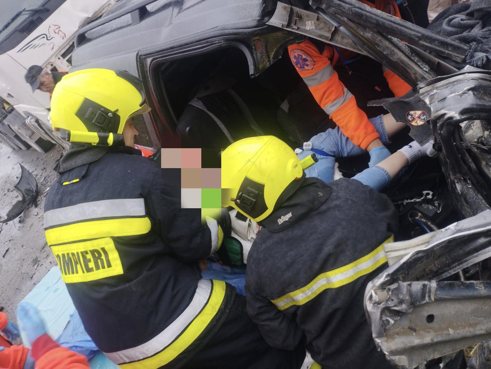 Descarcerare la Edineț: Un automobil a deparat și s-a tamponat într-un copac