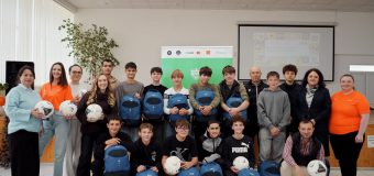 Fotbal în Școli. Elevii din Sângera, Băcioi, Cimișlia și Chișinău au primit echipament sportiv