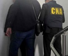 Mita – 2 000 de euro: Un bărbat din Chișinău a fost reținut în flagrant de CNA și procurori pentru trafic de influență