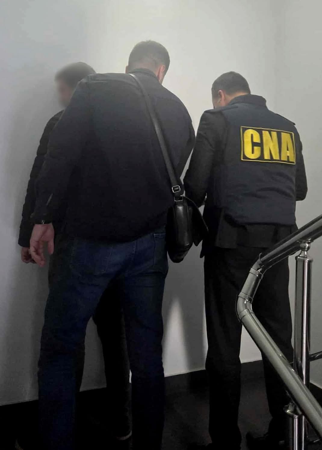Mita – 2 000 de euro: Un bărbat din Chișinău a fost reținut în flagrant de CNA și procurori pentru trafic de influență