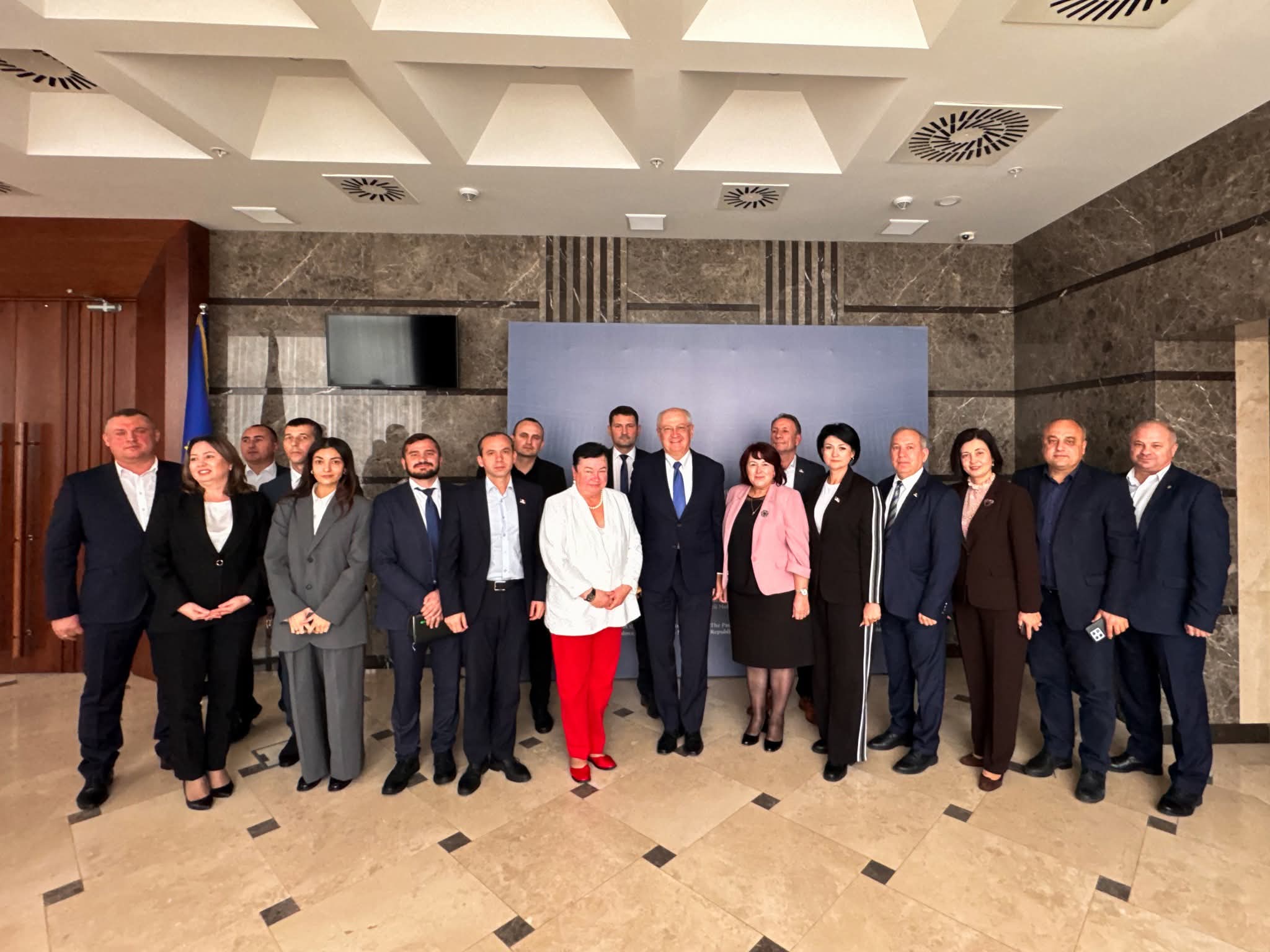 Premierul desemnat continuă seria de consultări publice