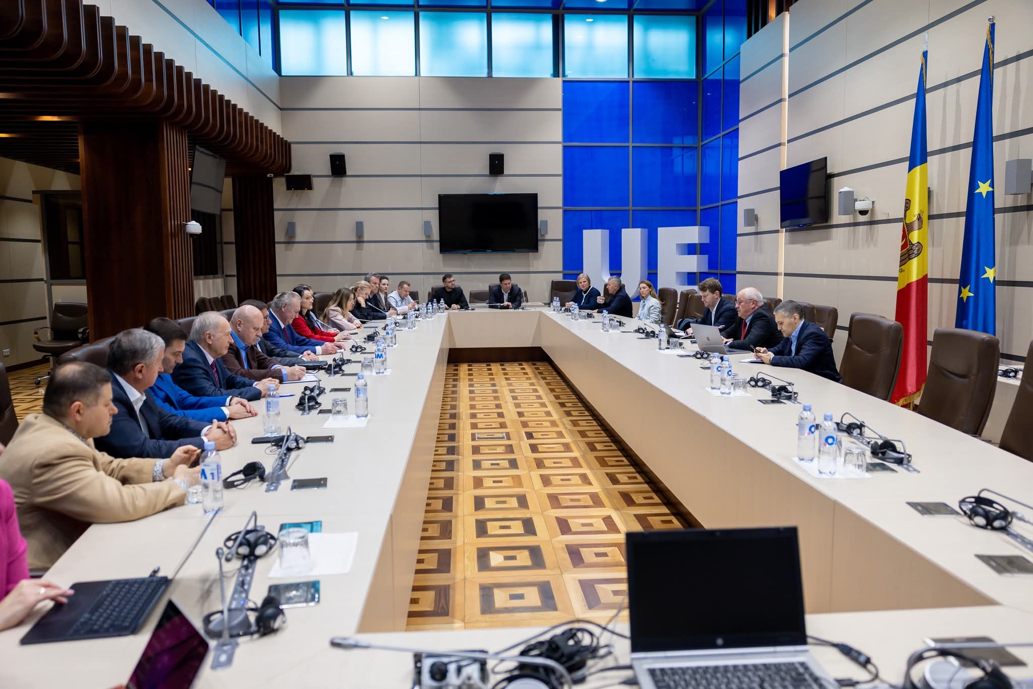 Consultări publice cu premierul desemnat au continuat