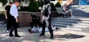 Doi chișinăuieni – arestați, după ce au primit bani ca să excludă 21 puncte de penalizare pentru încălcări la conducerea mașinii