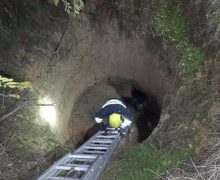 Salvatorii au intervenit pentru a acorda ajutor unui bărbat căzut într-o groapă