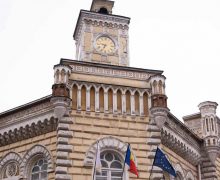 Drapelele de pe clădirea Primăriei Municipiului Chișinău au fost arborate astăzi în bernă