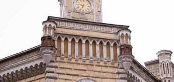 Drapelele de pe clădirea Primăriei Municipiului Chișinău au fost arborate astăzi în bernă