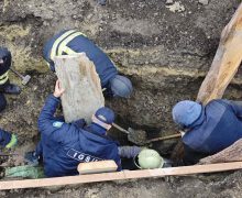 Salvatorii din Hîncești au evacuat o persoană blocată sub stratul de pământ