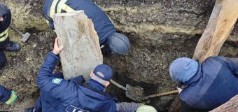 Salvatorii din Hîncești au evacuat o persoană blocată sub stratul de pământ
