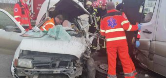 Descarcerare în nordul țării. Un bărbat a rămas prins în fiarele automobilului în urma unui accident