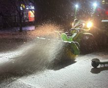 Serviciile municipale au intervenit pentru a înlătura efectele ninsorii