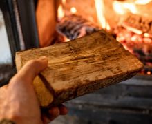 Trei persoane dintre care doi minori au fost la un pas de tragedie după ce s-au încălzit în încăpere cu o sobă defectă