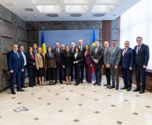 Senatori români – în vizită la Parlament