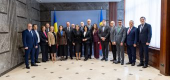 Senatori români – în vizită la Parlament