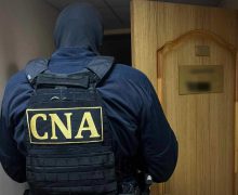 Un ofițer de poliție a fost reținut de CNA și procurorii mun. Chișinău în flagrant într-un dosar de corupere pasivă
