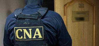 Un ofițer de poliție a fost reținut de CNA și procurorii mun. Chișinău în flagrant într-un dosar de corupere pasivă