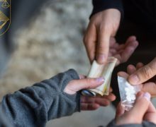 Un bărbat și doi tineri – trimiși la închisoare pentru distribuirea drogurilor în proporții deosebit de mari la Chișinău