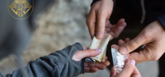 Un bărbat și doi tineri – trimiși la închisoare pentru distribuirea drogurilor în proporții deosebit de mari la Chișinău