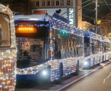 Chișinăul pregătit de sărbătorile de iarnă: 80 unități de transport decorate vor circula pe străzile orașului