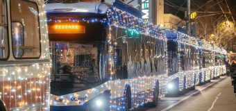 Chișinăul pregătit de sărbătorile de iarnă: 80 unități de transport decorate vor circula pe străzile orașului