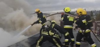 Acoperișul unui bloc de locuit din centrul Capitalei a luat foc (update)