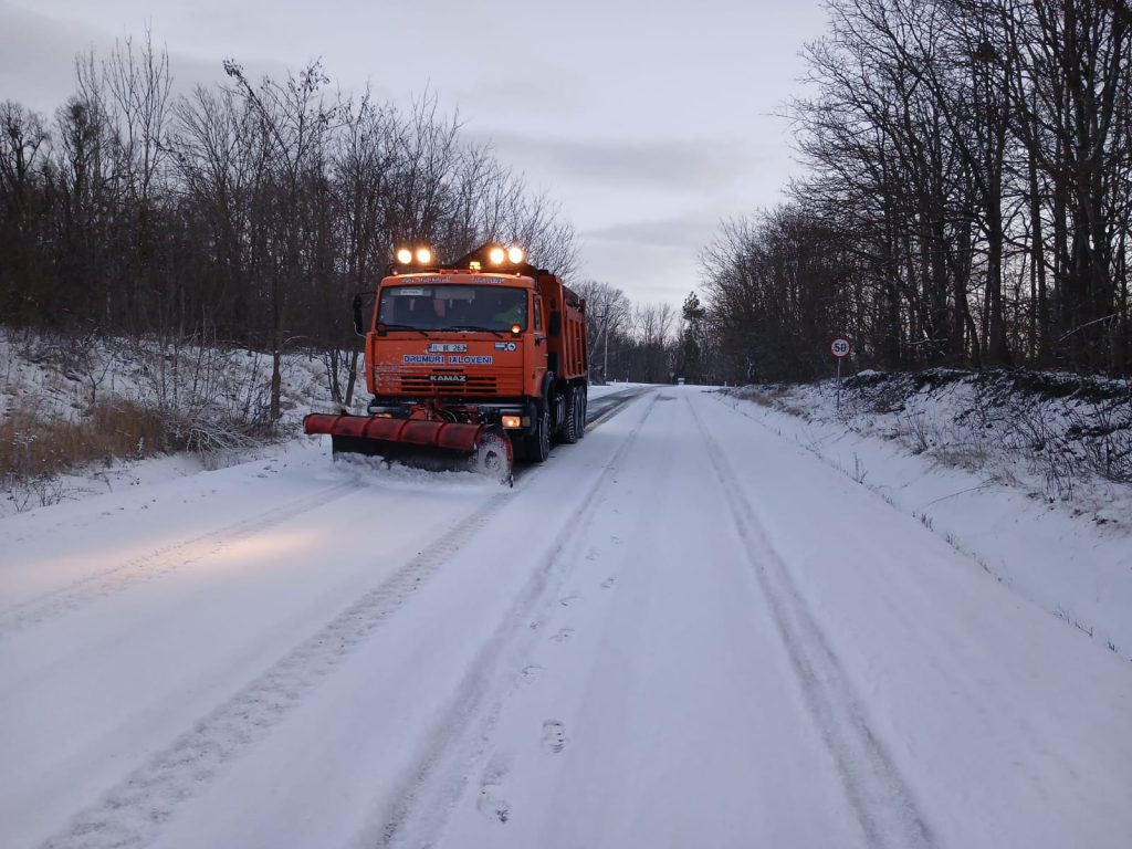 Circulația pe drumurile naționale se desfășoară în condiții de iarnă