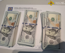 Au încercat să scoată ilicit din țară 50 mii dolari, dar au fost opriți la vamă