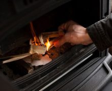 Explozia unei instalații de încălzit pe apă în sobă a luat viața unui bărbat iar altul se află în stare gravă în comuna Ciorescu