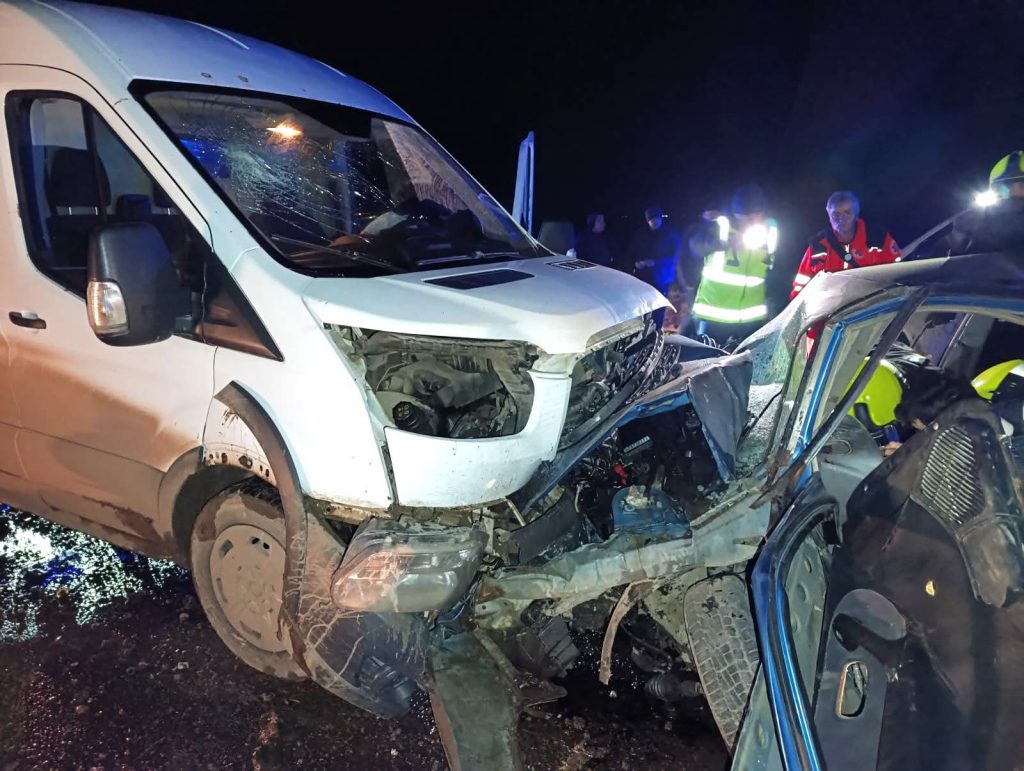 Accident la Drochia. Unul dintre șoferi a rămas blocat