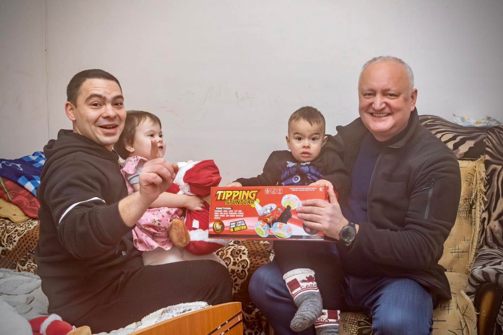 Igor Dodon a devenit „Moș Crăciun” pentru o familie din Anenii Noi